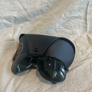 Black unisex Aviator Ray Bans. Never Been used!